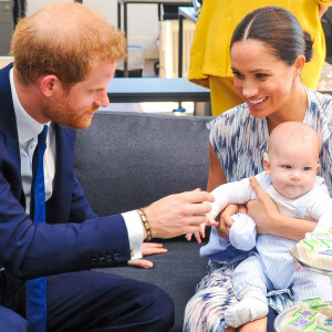 Le prince Harry et Meghan Markle présentent leur fils Archie à Desmond Tutu à Cape Town, Afrique du Sud le 25 septembre 2019.