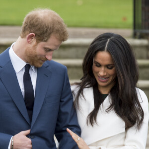 Le Prince Harry et Meghan Markle posent à Kensington palace après l'annonce de leur mariage au printemps 2018 à Londres le 27 novembre 2017.