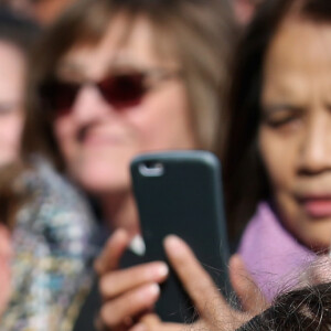 Le prince Harry signe des autographes et fait des selfies à son arrivée au bureau du Lieutenant Gouverneur à Toronto, où il est attendu pour une réception avec les organisateurs et les supporters des Invictus Games 2017. Le 2 mai 2016