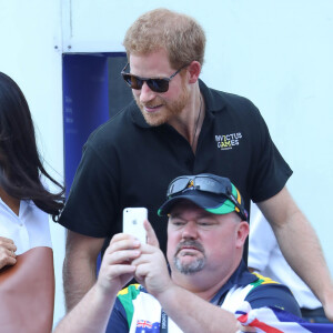 Le prince Harry et sa compagne Meghan Markle main dans la main lors de leur première apparition officielle lors de la finale de tennis en chaise roulante pendant les Invictus Games 2017 à Toronto, le 25 septembre 2017.