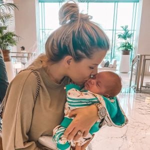 Jessica Thivenin avec son fils Maylone dans les bras, le 24 novembre 2019, sur Instagram