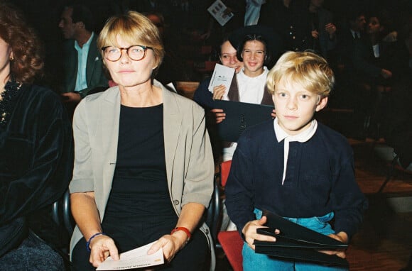 Archives - Claire Bretécher et son fils - Défilé de mode Rykiel, en 1994 à Paris.