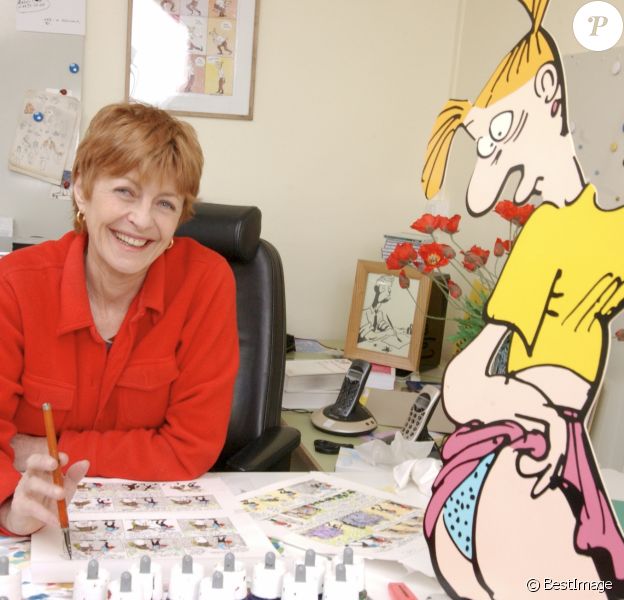 Archives - A Paris, Claire Bretécher à son bureau le 16 novembre 2001.