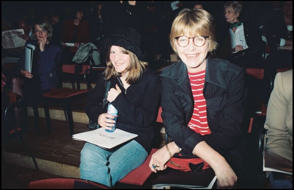 Archives - Claire Bretécher et la fille de Guy Carcassonne à un défilé de mode à Paris, en 1997