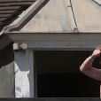 Macaulay Culkin torse nu et sa compagne Brenda Song sur le balcon de leur appartement parisien - Paris le 12 Août 2018