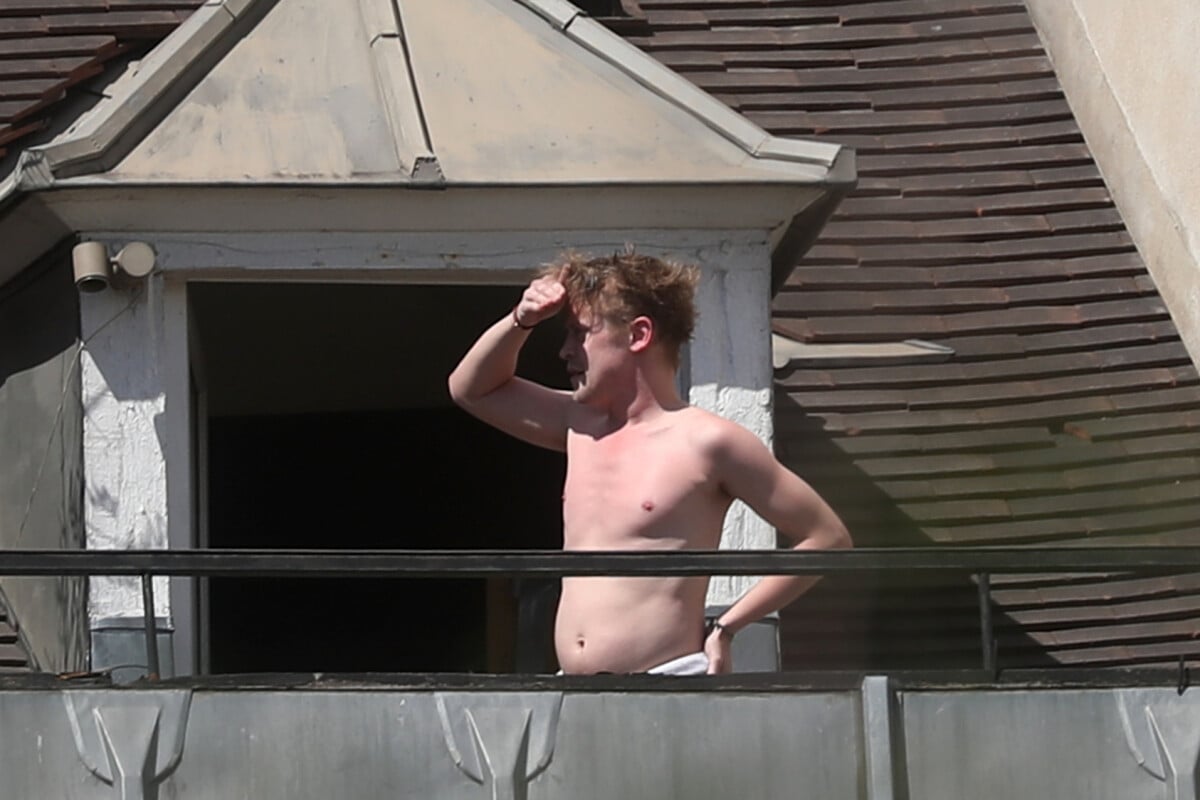 Photo : Macaulay Culkin torse nu et sa compagne Brenda Song sur le balcon  de leur appartement parisien - Paris le 12 Août 2018 - Purepeople