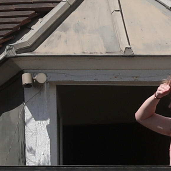 Macaulay Culkin torse nu et sa compagne Brenda Song sur le balcon de leur appartement parisien - Paris le 12 Août 2018