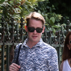 Au lendemain de leur arrivée, Macaulay Culkin et sa compagne Brenda Song profitent d'une belle journée ensoleillée pour se promener dans les rues de Paris avec un ami, le 11 août 2018