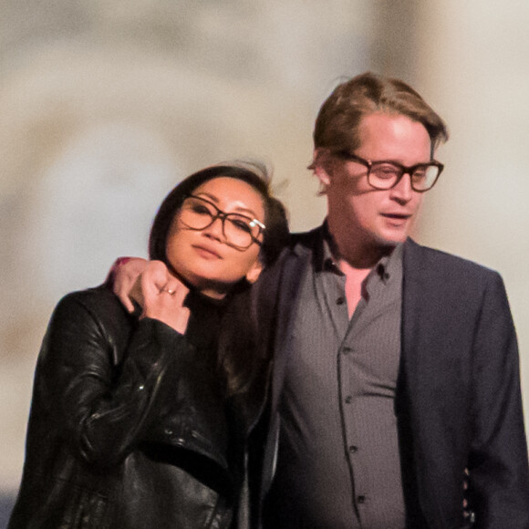 Macaulay Culkin et sa compagne Brenda Song ont dîné avec Paris Jackson, Seth Green et sa femme Clare Grant dans le restaurant de Joël Robuchon "L'Atelier" puis se sont promenés le long de la seine et sur le pont des Arts à Paris le 22 novembre 2017.