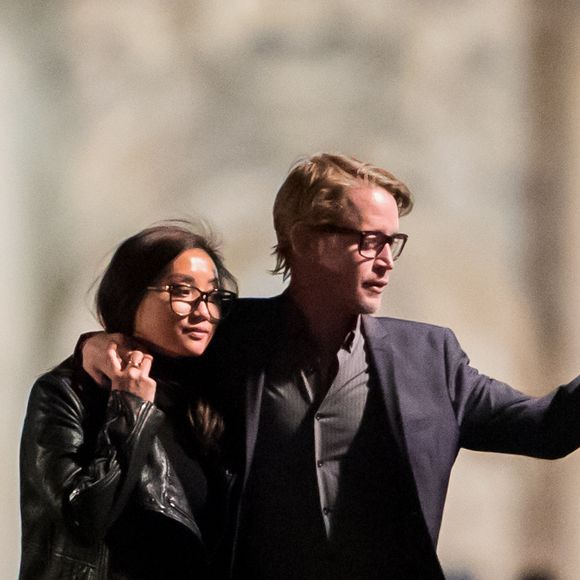 Macaulay Culkin et sa compagne Brenda Song ont dîné avec Paris Jackson, Seth Green et sa femme Clare Grant dans le restaurant de Joël Robuchon "L'Atelier" puis se sont promenés le long de la seine et sur le pont des Arts à Paris le 22 novembre 2017.