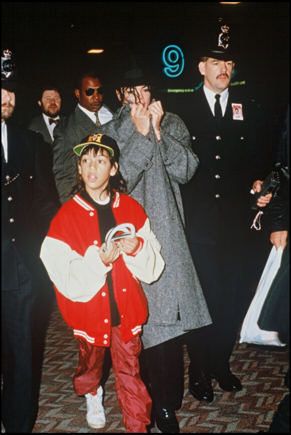 Michael Jackson et son cousin Brett Barnes à Londres en 1992.