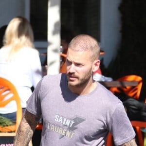 M. Pokora et sa compagne Christina Milian se baladent avec leur fils Isaiah dans le quartier de West Hollywood à Los Angeles. La petite famille est allée déjeuner chez Fred Segal. Le 11 février 2020