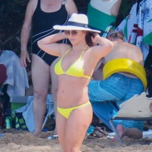 Exclusif - Britney Spears, en bikini jaune, se détend sur une plage de Honolulu, Hawaï, Etats-Unis, le 10 septembre 2019.