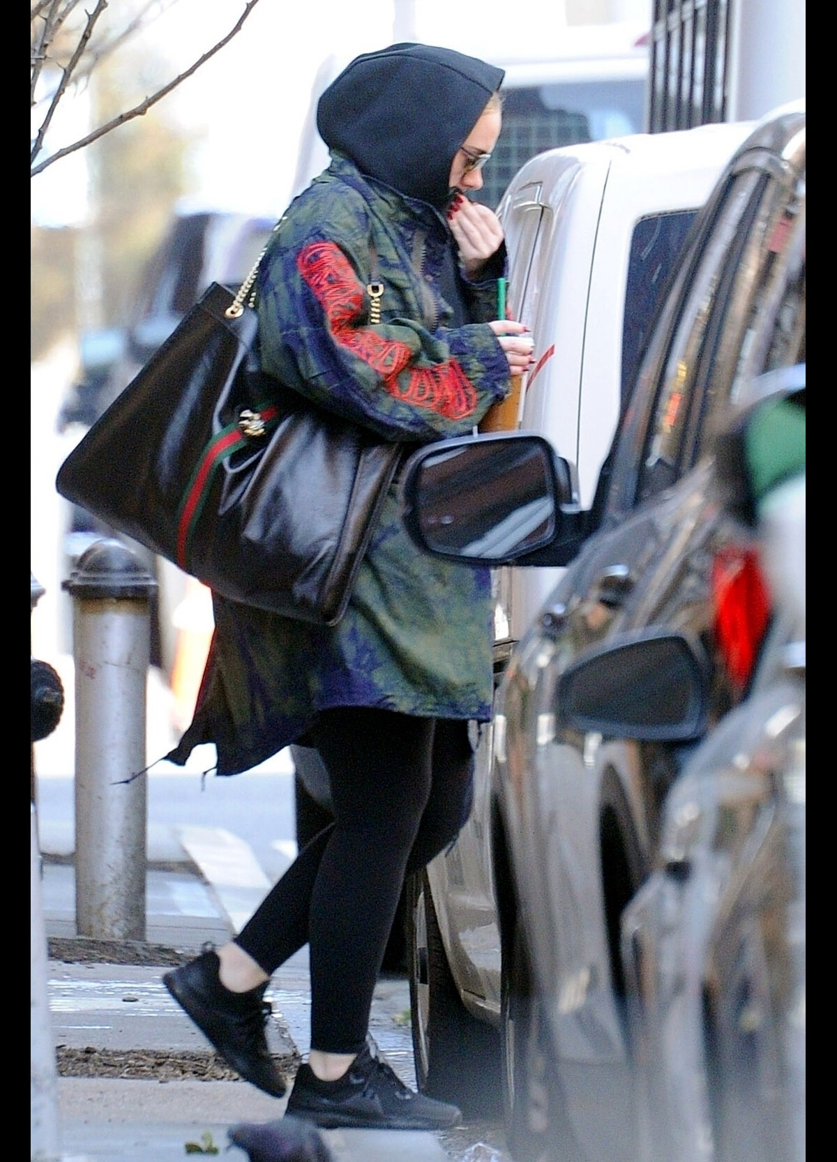 Photo : Exclusif - Adele se cache des photographes à la sortie de son ...