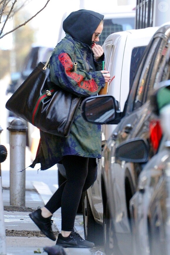 Exclusif - Adele se cache des photographes à la sortie de son hôtel à New York, le 28 mars 2019.