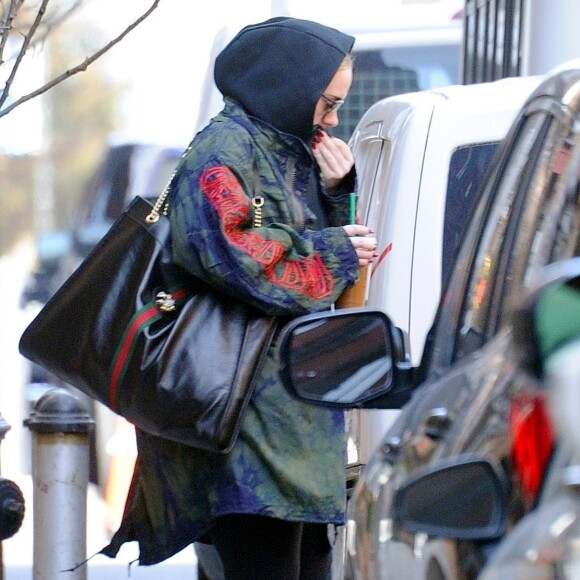 Exclusif - Adele se cache des photographes à la sortie de son hôtel à New York, le 28 mars 2019.