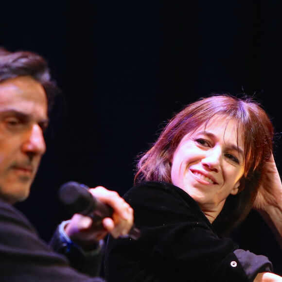 Conversation avec Charlotte Gainsbourg et son compagnon Yvan Attal après la première du film "My dog stupid" lors de la soirée d'ouverture de "The French Cinema Week" à New York, le 12 novembre 2019.