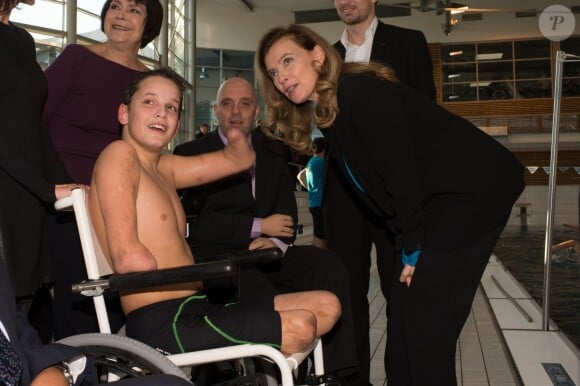 Valérie Trierweiler et Marie-Arlette Carlotti avec Théo Curin (13 ans), nageur amputé, et Philippe Croizon à Vichy le 27 novembre 2013.