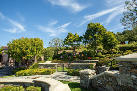 Exclusif - Illustrations de la tombe de Kobe Bryant et de sa fille Gianna au cimetière de Pacific View Memorial Park à Corona Del Mar à Newport Beach le 14 février 2020.
