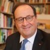 François Hollande dédicace son livre "Répondre à la crise démocratique (ed. Fayard)" dans une librairie parisienne, le 30 novembre 2019.