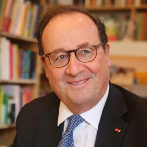 François Hollande dédicace son livre "Répondre à la crise démocratique (ed. Fayard)" dans une librairie parisienne, le 30 novembre 2019.