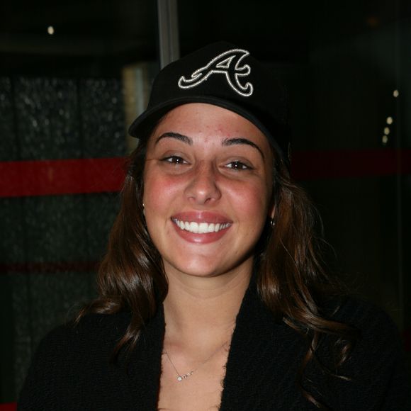 Exclusif - Prix spécial - Coralie Porrovecchio - Départ des Anges de la téléréalité 8 de l'aéroport Roissy Charles de Gaulle pour Hawaii le 10 janvier 2016.