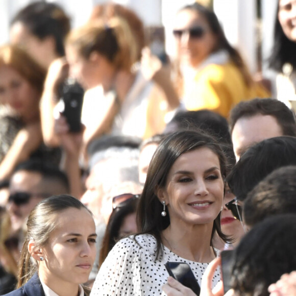La reine Letizia d'Espagne - Salutations après la clôture du congrès scientifique du 50e anniversaire de la commémoration du parc national de Donana au théâtre Salvador Tavora à Almonte. 14 février 2020