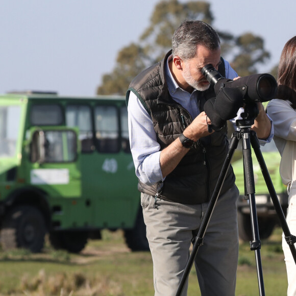 Le roi Felipe VI et la reine Letizia d'Espagne visitent le Parc national de Doñana à Almonte le 14 février 2020.