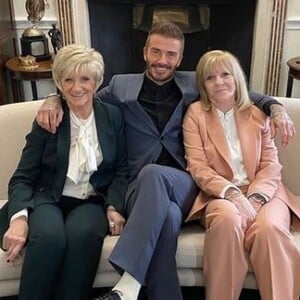 La mère de David Beckham, Sandra West, David Beckham et sa belle-mère (la mère de Victoria Beckham) Jackie Adams assistent au défilé Victoria Beckham (collection automne-hiver 2020-2021) à la Banqueting House. Londres, le 16 février 2020.