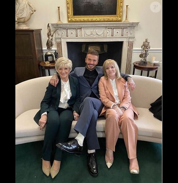 La mère de David Beckham, Sandra West, David Beckham et sa belle-mère (la mère de Victoria Beckham) Jackie Adams assistent au défilé Victoria Beckham (collection automne-hiver 2020-2021) à la Banqueting House. Londres, le 16 février 2020.