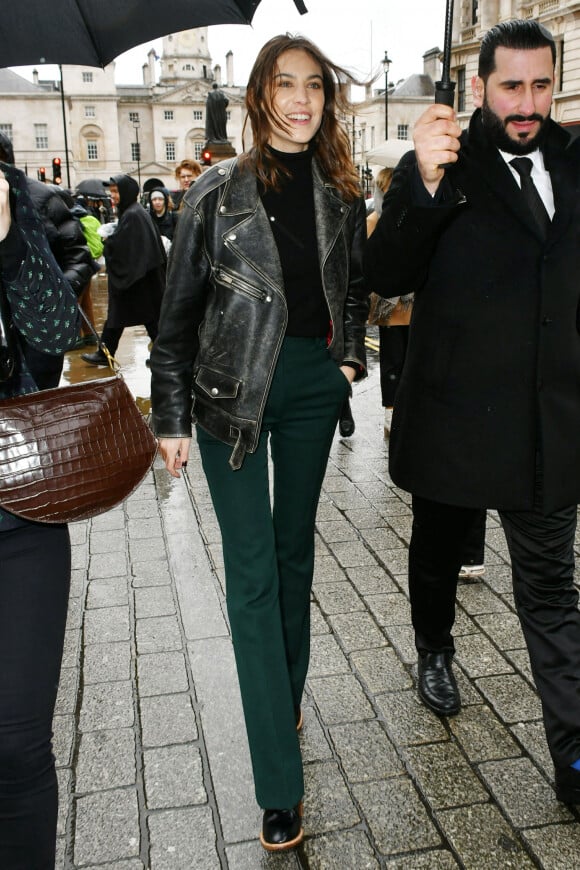 Alexa Chung arrive au défilé Victoria Beckham à la Banqueting House. Londres, le 16 février 2020.