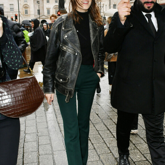 Alexa Chung arrive au défilé Victoria Beckham à la Banqueting House. Londres, le 16 février 2020.