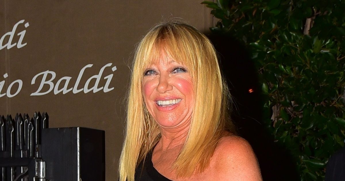 Exclusif - Suzanne Somers arrive au restaurant en compagnie de son mari