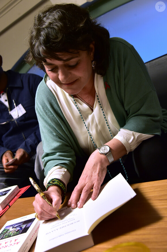 Giovanna Valls Galfetti - Giovanna Valls Galfetti dédicace son livre "Accrochée à la vie" lors d'une conférence à la Maison des Associations du 12ème arrondissement à Paris, le 25 mars 2016. © Giancarlo Gorassini/Bestimage