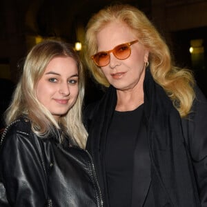 Sylvie Vartan avec sa fille Darina Scotti-Vartan à la générale de la pièce "La Vraie Vie" au théâtre Edouard 7 à Paris, le 18 septembre 2017. © Guirec Coadic/Bestimage