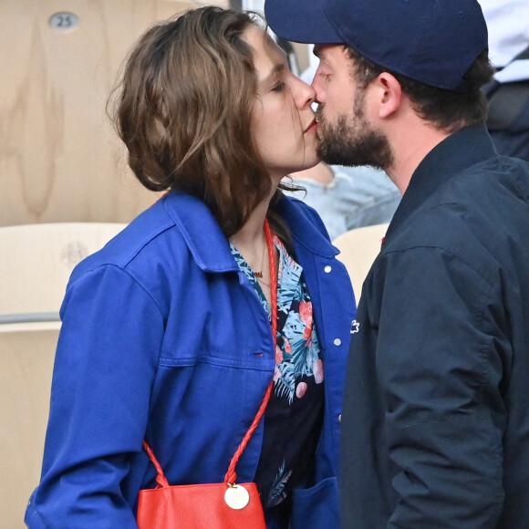 Alysson Paradis et son compagnon Guillaume Gouix dans les tribunes lors des internationaux de tennis de Roland Garros à Paris, France, le 4 juin 2019. ©Laurent Zabulon / ABACAPRESS.COM