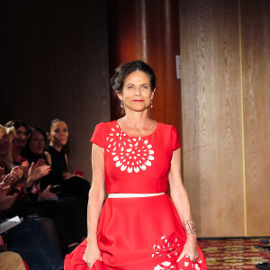 Charlotte Valandrey (robe Christophe Guillarmé) - Red défilé pour l'association "Sauvez le coeur des femmes" by Ajila à l'hôtel Marriott à Paris le 16 novembre 2018. " Sauvez le Coeur des Femmes " déroule son tapis rouge à l'occasion du " Red Défilé ". Cet événement incontournable est l'occasion d'inviter des entreprises, des femmes d'influence et les media à se parer de rouge et défiler pour alerter et sensibiliser le plus grand nombre de personnes aux maladies cardiovasculaires chez la femme. © Christophe Guillarmé via Bestimage