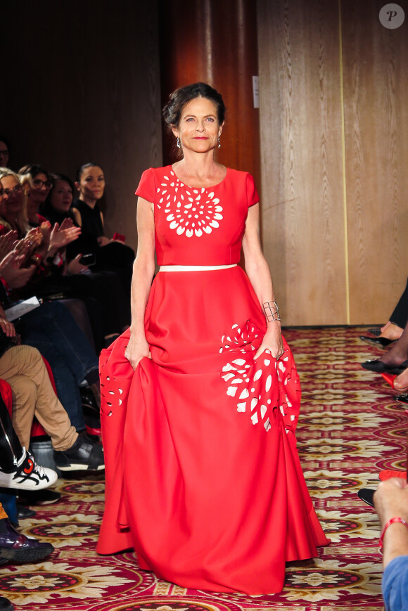 Charlotte Valandrey (robe Christophe Guillarmé) - Red défilé pour l'association "Sauvez le coeur des femmes" by Ajila à l'hôtel Marriott à Paris le 16 novembre 2018. " Sauvez le Coeur des Femmes " déroule son tapis rouge à l'occasion du " Red Défilé ". Cet événement incontournable est l'occasion d'inviter des entreprises, des femmes d'influence et les media à se parer de rouge et défiler pour alerter et sensibiliser le plus grand nombre de personnes aux maladies cardiovasculaires chez la femme. © Christophe Guillarmé via Bestimage