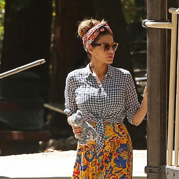 Exclusif - Eva Mendes et Ryan Gosling passent l'après-midi au parc avec leurs filles Esmaralda et Amanda le 18 septembre 2018.