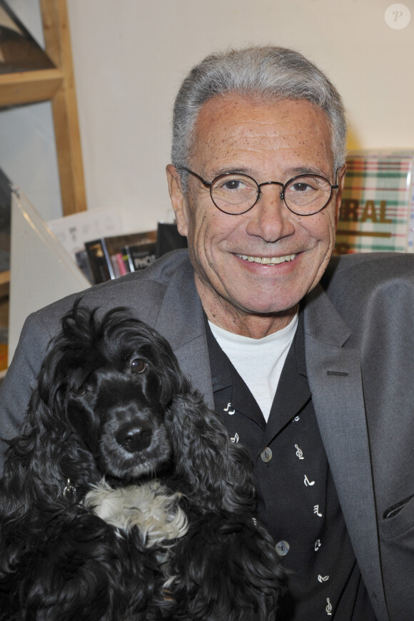 Jean-Marie Périer dédicace son livre "Rencontres" chez Artazart à Paris 7 février 2013.
