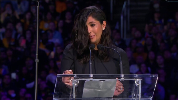 Vanessa Bryant rend hommage à son mari Kobe et à sa fille au Staples Center de Los Angeles, le 24 février 2020.