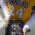 Les fans rendent hommage à Kobe Bryant au Staples Center à Los Angeles, le 24 février 2020.