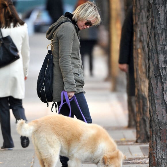 Renée Zellweger et son chien Dylan à Los Angeles en 2010.