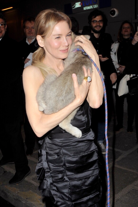 Renée Zellweger prend un chiot dans ses bras à la sortie de l'avant-première du film "Judy" au cinéma Gaumont Marignan à Paris, le 4 février 2020.
