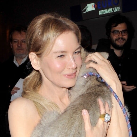 Renée Zellweger prend un chiot dans ses bras à la sortie de l'avant-première du film "Judy" au cinéma Gaumont Marignan à Paris, le 4 février 2020.