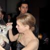 Renée Zellweger prend un petit chiot dans ses bras à la sortie de l'avant-première du film "Judy" au cinéma Gaumont Marignan à Paris, le 4 février 2020.