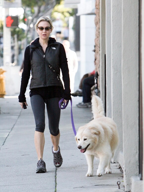 Renée Zellweger et son chien Dylan à Los Angeles en 2011.