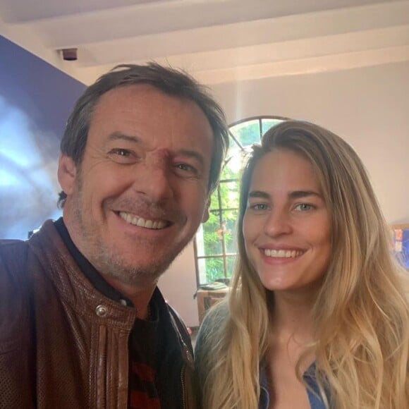 Jean-Luc Reichmann avec Solène Hébert lors du tournage de "Léo Mattei", le 24 septembre 2019