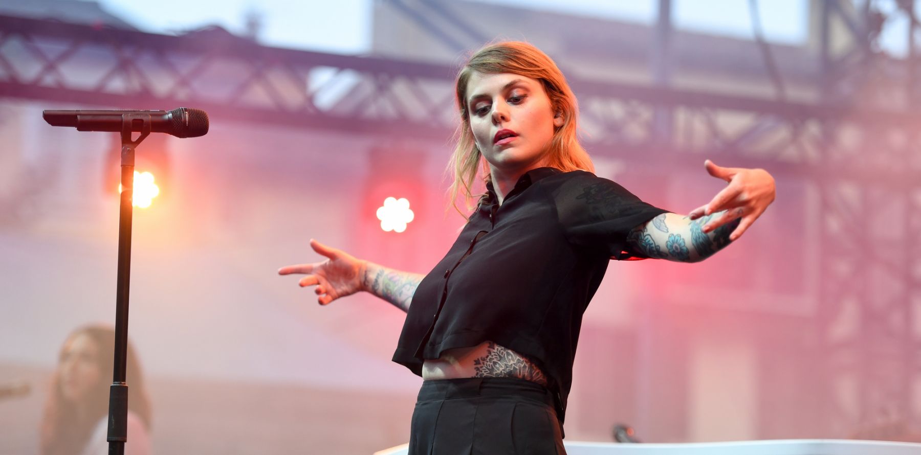 Coeur de Pirate nue sur Instagram pour annoncer sa tournée Purepeople