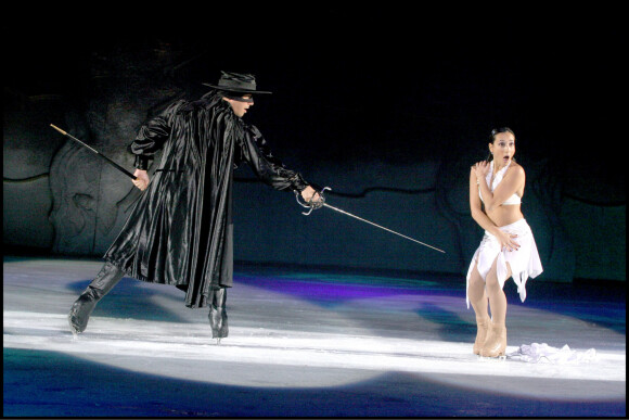 Stéphane Bernadis et Sarah Abitbol à la premiere de 'Holiday on Ice' au Zenith en 2004.